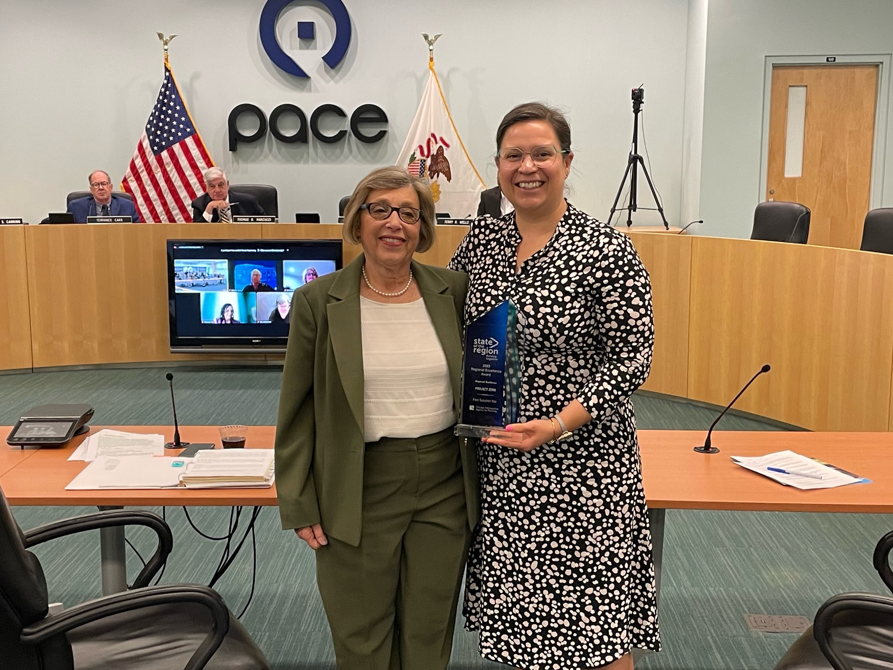 Erin Aleman of CMAP presents Pace with award