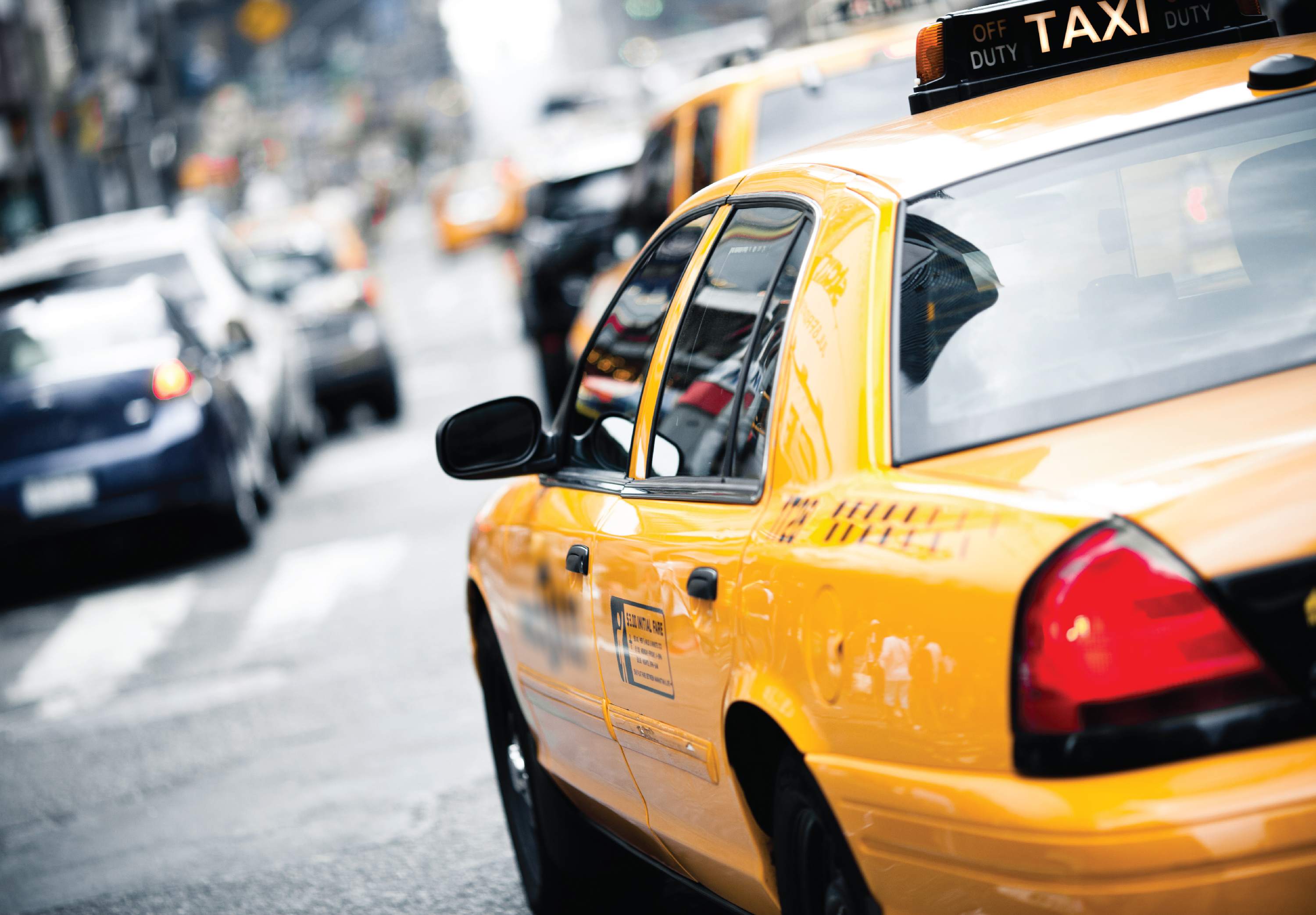 Imagen de un taxi amarillo en un atasco de tráfico.