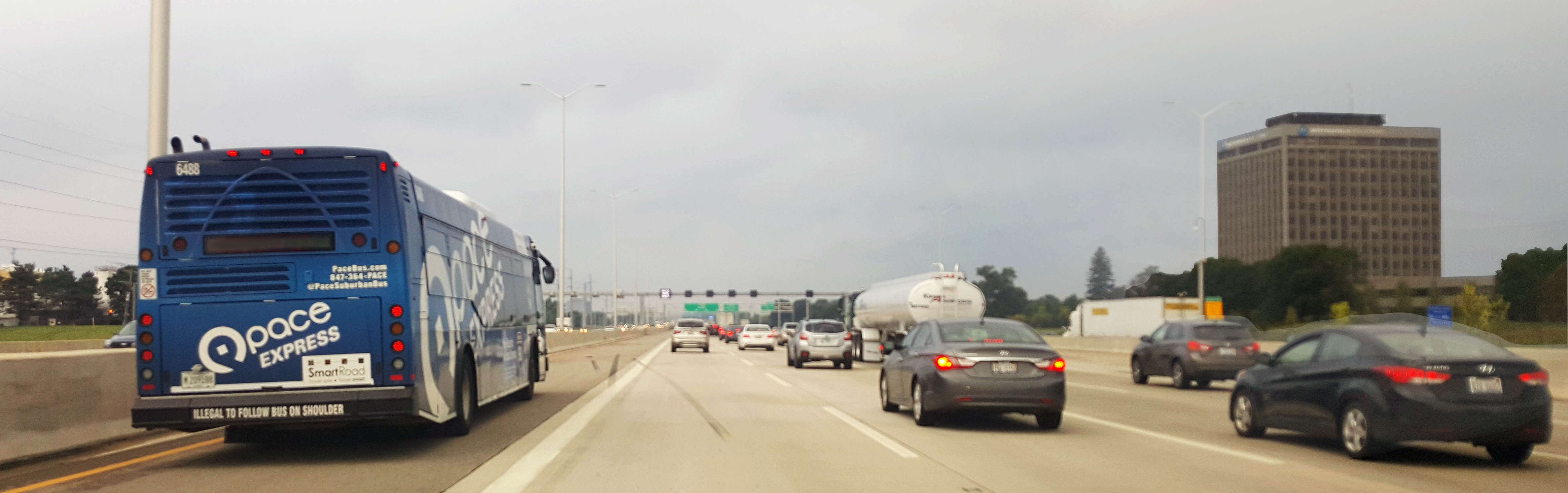Image of Express bus on the I-90 Expressway bus lane