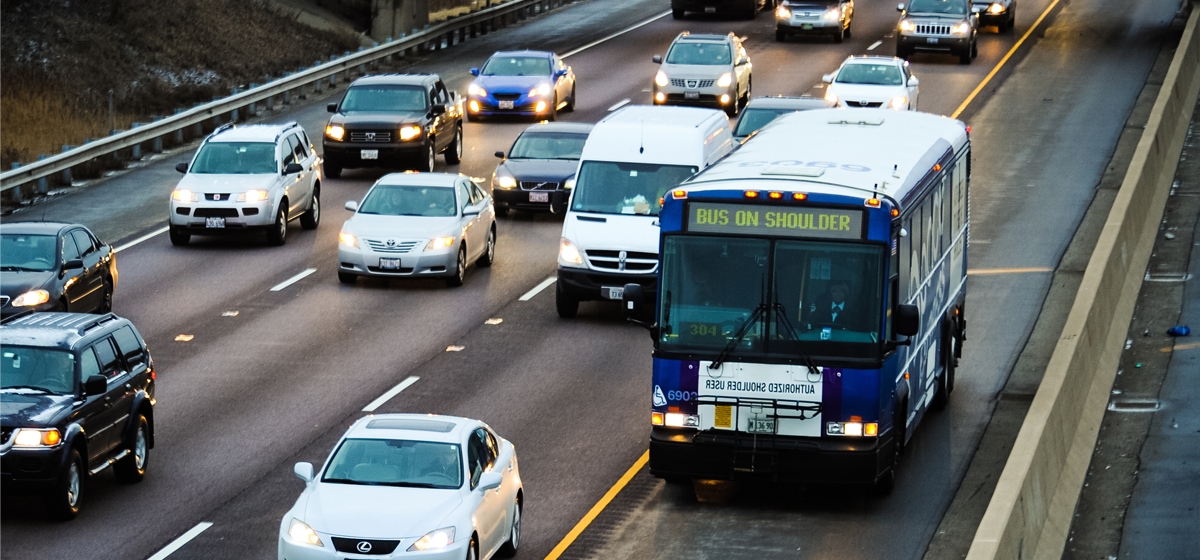 Foto del Pace bus riding on the shoulder of the expressway